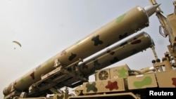 Peluncur misil "BrahMos" dipamerkan dalam parade peringatan Hari Angkatan Bersenjata India di New Delhi (foto: dok). 