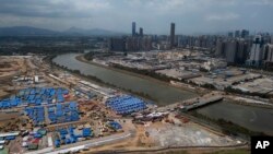Lokacija na kojoj se grade objekti za izolaciju obolelih od kovida 19 i privremeni most koji spaja Šenžen i hongkonški Lok Ma Čau, 11. mart 2022. (Foto: AP/Kin Cheung)
