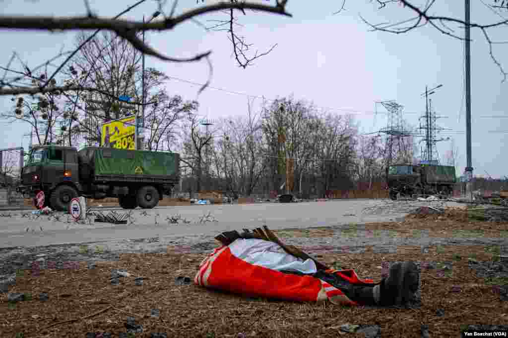 Soldiers leave the town of Irpin after a day of fighting against Russian troops. Among these men in the picture there are Americans and British veterans that joined the Ukrainian forces in recent days. Irpin, Ukraine, March 12, 2022. (Yan Boechat/VOA)