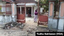 Lokasi penyergapan Densus Antiteror pada tersangka terorisme, dokter berinisial SU di Sukoharjo, Kamis (10/3). (Foto : VOA/ Yudha Satriawan)