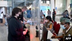 Proses pemeriksaan dokumen di aula kedatangan internasional di Bandara Internasional Ngurah Rai, Bali, 16 Februari 2022. (SONNY TUMBELAKA / AFP)