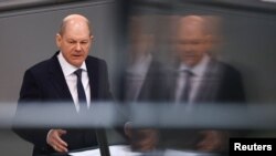 Kanselir Jerman Olaf Scholz berbicara di depan parlemen di Berlin, Rabu (23/3).