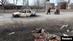 Telo žrtve stradale u Marijupolju (Foto: REUTERS/Alexander Ermochenko)