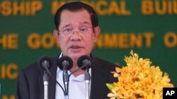 រូបឯកសារ៖ លោក​នាយករដ្ឋមន្ត្រី ហ៊ុន សែន ថ្ឡែង​សុន្ទរកថា នៅ​ក្នុង​ពិធី​សម្ពោធ​មន្ទីរពេទ្យ​មិត្តភាព​កម្ពុជា​-ចិនព្រះកុសុមៈ ក្នុង​រាជធានី​ភ្នំពេញ ថ្ងៃទី២១ ខែមីនា ឆ្នាំ២០២២។ (AP Photo/Heng Sinith)