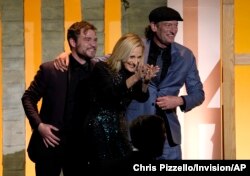 (ki-ka) Aktor Daniel Durant, Marlee Matlin dan Troy Kotsur berada di panggung mewakili kru film 'CODA' yang meraih penghargaan Darryl F. Zanuck untuk produser terbaik di ajang Producers Guild Awards ke-33, 19 Maret 2022 lalu (dok: AP Photo/Chris Pizzello)