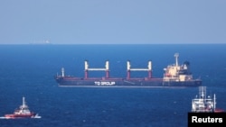 Kapal kargo berbedera Turki, TQ Samsun, yang membawa gandum asal Ukraina, terlihat berlayar di Laut Hitam, di sebelah utara Selat Bosphorus, pada 17 Juli 2023. (Foto: Reuters/Yoruk Isik)