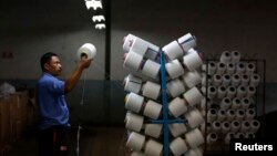 Pekerja pabrik benang di Bandung. 