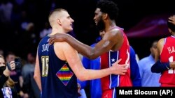Nikola Jokić i Džoel Embid posle utakmice u Filadelfiji 14. marta 2022. (Foto: AP/Matt Slocum)