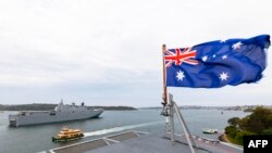 Ilustrasi: HMAS Adelaide bertolak dari Sydney ke Brisbane untuk memberikan dukungan tambahan jika diminta oleh Pemerintah Tonga pasca letusan Gunung Hunga-Haa'pai pada 15 Januari. (Foto oleh Susan Mossop / AUSTRALIA DEFENSE FORCE / AFP)