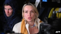 Marina Ovsjanikova po izlasku iz policijske stanice u Moskvi