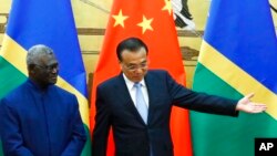 រូបឯកសារ៖ នាយក​រដ្ឋមន្ត្រី​នៃ​ប្រទេស​ដែន​កោះ Solomons លោក Manasseh Sogavare (ឆ្វេង) និង​នាយក​រដ្ឋមន្ត្រី​ចិន​លោក Li Keqiang ចូលរួម​នៅក្នុង​ពិធី​ចុះ​ហត្ថលេខា​នៅ​វិមាន​មហាសាល​ប្រជាជាតិ​ចិន (Great Hall of the People) ក្នុង​ទីក្រុង​ប៉េកាំង កាលពី​ថ្ងៃទី៩ ខែតុលា ឆ្នាំ ២០១៩។