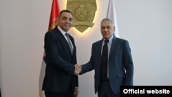 Ministar unutrašnjih poslova Srbije Aleksandar Vulin rukuje se sa ambasadorom Rusije u Beogradu Aleksandrom Bocan-Harčenkom, u prostorijama MUP-a Srbije, u Beogradu, 22. marta 2022. (Foto: Zvanični sajt MUP-a Srbije)