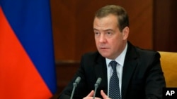 Wakil Ketua Dewan Keamanan Rusia Dmitry Medvedev berbicara di Moskow, Rusia, 22 Februari 2022. (Foto: Sputnik via AP)