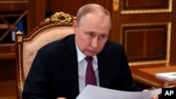 Presiden Rusia Vladimir Putin menghadiri pertemuan di Moskow, Rusia, 21 Maret 2022. (Mikhail Klimentyev, Sputnik, Kremlin Photo via AP)
