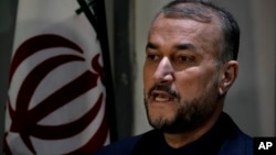 图为3月24日伊朗外长阿卜杜拉希扬同黎巴嫩外长阿卜杜拉·布哈比卜在贝鲁特召开的记者会上问答记者提问。