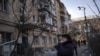 Jedno od bombardovanih rezidencijalnih područja u ukrajinskoj prestonici Kijevu (Foto: AP /Rodrigo Abd)