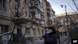 Jedno od bombardovanih rezidencijalnih područja u ukrajinskoj prestonici Kijevu (Foto: AP /Rodrigo Abd)