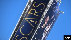 Spanduk ajang Oscars 2022 terlihat di jalanan Hollywood Boulevard, California (dok: Robyn Beck / AFP)