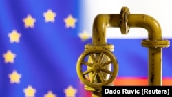 ILUSTRACIJA - Model gasovoda ispred zastava Rusije i Evropske unije (Foto: Reuters/Dado Ruvić)