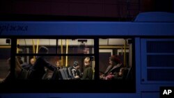 乌克兰马里乌波尔市居民搭乘巴士抵达扎波罗什难民接待中心（2022年4月1日）