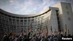 资料照片：2012年8月28日，上海大学的学生参加军训。（路透社照片）