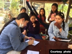 អ្នកនាង ស៊ិន ចាន់ពៅរ៉ូហ្ស៊េត គឺ​អតីត​ចៅ​សង្កាត់​អូចារ ខេត្ត​បាត់​ដំបង ពេលធ្វើសកម្មភាពនៅមូលដ្ឋាន។​ (រូបភាពផ្តល់ឲ្យ)​