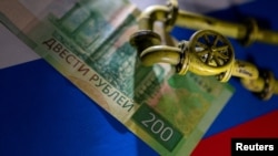 Sebuah ilustrasi pipa gas alam di atas uang kertas Rubel dan sebuah bendera Rusia, 23 Maret 2022. (Foto: REUTERS/Dado Ruvic)