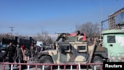 资料照片：塔利班武装人员在阿富汗首都喀布尔的大街上站岗。（2022年1月27日）