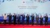 Presiden AS Joe Biden berpose bersama para pemimpin ASEAN pada KTT AS-ASEAN di di Phnom Penh, Kamboja Sabtu (12/11). 