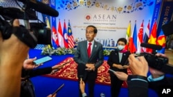 Presiden Indonesia Joko Widodo berbicara kepada media selama KTT ASEAN di Phnom Penh, Kamboja, Jumat, 11 November. 11, 2022. (AP / Anupam Nath)