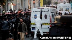 Seorang teknisi forensik bekerja setelah peristiwa ledakan di Istanbul, Turki, 13 November 2022. (Foto: REUTERS/Kemal Aslan)