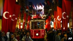 Sebuah trem melewati tempat ledakan hari Minggu di pejalan kaki populer Istanbul Istiklal Avenue di Istanbul, Turki, Senin, 14 November 2022. 