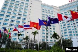 Bendera negara peserta KTT Perhimpunan Bangsa Bangsa Asia Tenggara di Phnom Penh, 10 November 2022. (Foto: Reuters)
