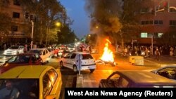 Polisi Iran melakukan penindakan keras terhadap para demonstran yang melakukan protes atas kematian Mahsa Amini dalam tahanan polisi moral Iran (foto: ilustrasi). Media pemerintah Iran menyiarkan ratusan "pengakuan paksa" dari warga Iran terkait kematian kerabat mereka. 