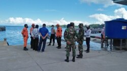 Petugas TNI Polri mengawasi pelabuhan Tobing di Kabupaten Banggai Laut, Sulawesi Tengah, menyusul kebijakan kabupaten Banggai Laut melarang transportasi laut dari daerah lain yang telah terpapar virus corona (7 Mei 2020) (Courtesy : BPBD Banggai Laut).