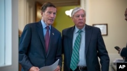 Senator Richard Blumenthal (kiri) dan Senator Lindsey Graham berdiskusi sesaat sebelum berbicara kepada wartawan di Gedung Capitol, Washington, pada 20 Juni 2024. (Foto: AP/J. Scott Applewhite)