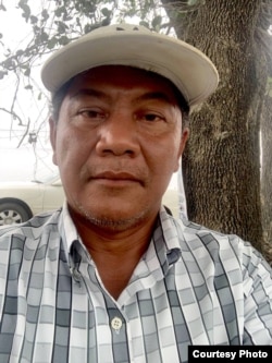 លោក អេង ស្រូយ ប្រធានក្រុមការងារគណបក្សភ្លើងទៀននៅខេត្តត្បូងឃ្មុំ និងជាគ្រូបង្រៀននៅអង្គភាពក្រុមប្រឹក្សាអភិវឌ្ឍគ្រូនគរបាលជាតិនៃបណ្ឌិត្យសភានគរបាលកម្ពុជា។ (រូបភាពផ្តល់ដោយ អេង ស្រូយ)