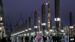 Orang-orang berjalan sebelum shalat di Masjid Nabawi, di kota suci Saudi Madinah, Kamis, 15 September 2016. (Foto: AP)