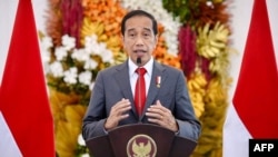 Presiden Joko Widodo mengatakan bahwa ia telah mengusulkan perluasan larangan perwakilan politik Myanmar di luar KTT dan pertemuan para menteri luar negeri ke acara lain. (Foto: Ilustrasi/via AFP)