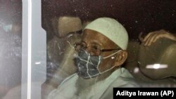 Abu Bakar Ba'asyur di dalam mobil keluar dari Lapas Gunung Sindur, Bogor, Jawa Barat, Jumat, 8 Januari 2021. (Foto: Aditya Irawan/AP)