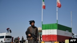 资料照片：塔利班战斗人员在阿富汗与伊朗的边境地区站岗。（2021年10月19日）