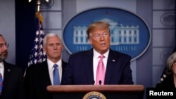 美国总统特朗普和他的新型冠状病毒工作组成员在白宫举行新闻发布会（2020年2月26日）。