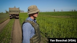 Roman Umarov, 30, wears body armor as he works the fields in in Zaporizhzhya, Ukraine, on April 26, 2022. (Yan Boechat/VOA)
