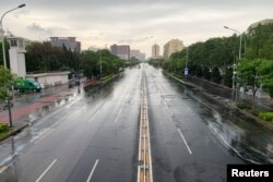 北京市朝阳区的一条大街因新冠疫情封路而空荡荡。（2022年4月27日）