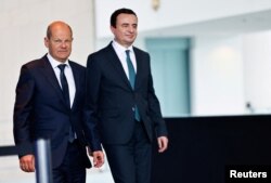 Nemački kancelar Olaf Šolc i kosovski premijer Aljbin Kurti uoči konferencije za novinare u Berlinu (Foto: Reuters/Hannibal Hanschke)