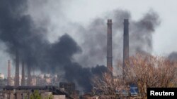 Dim iznad čeličane u Marijupolju, 3. maja 2022.