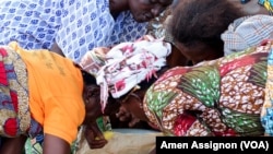 Des femmes togolaises préparent du beurre de karité le 29 octobre 2020. (VOA/Amen Assignon)