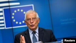 资料照片：2020年6月15日，欧盟外交事务高级代表博雷尔(Josep Borrell)在召集外交事务对话会后见记者。（路透社照片）