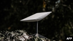 Antena sistem broadband berbasis satelit Starlink yang disumbangkan oleh miliarder teknologi AS Elon Musk di Izyum, wilayah Kharkiv, di tengah invasi Rusia ke Ukraina. (Foto: AFP)