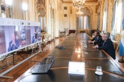 알베르토 페르난데스 아르헨티나 대통령(오른쪽)과 산티아고 카피에로 외무장관이 10일 부에노스아이레스 대통령궁에서 민주주의 정상회의에 참석했다.